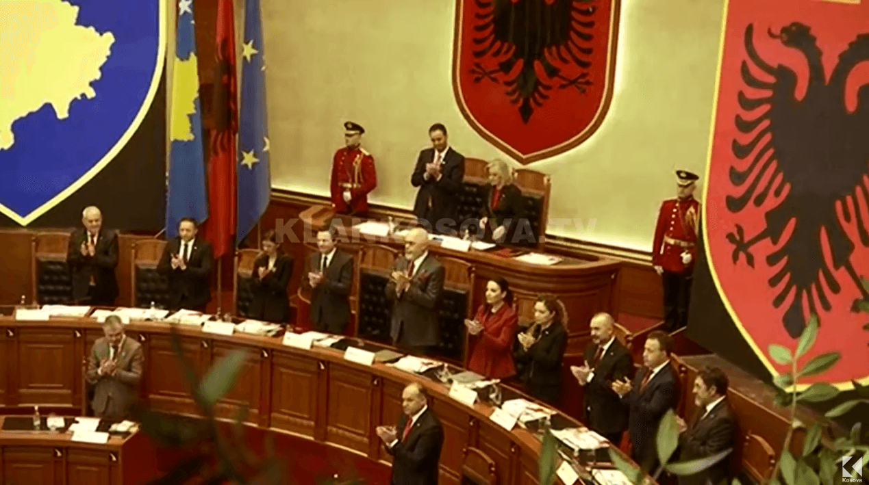 28 Nëntori: Përfaqësuesit politikë shqiptarë me dy flamuj në një kuvend (VIDEO)