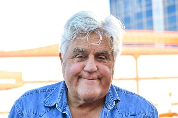 Jay Leno pëson djegie të rënda pasi i shpërthen vetura në zjarr
