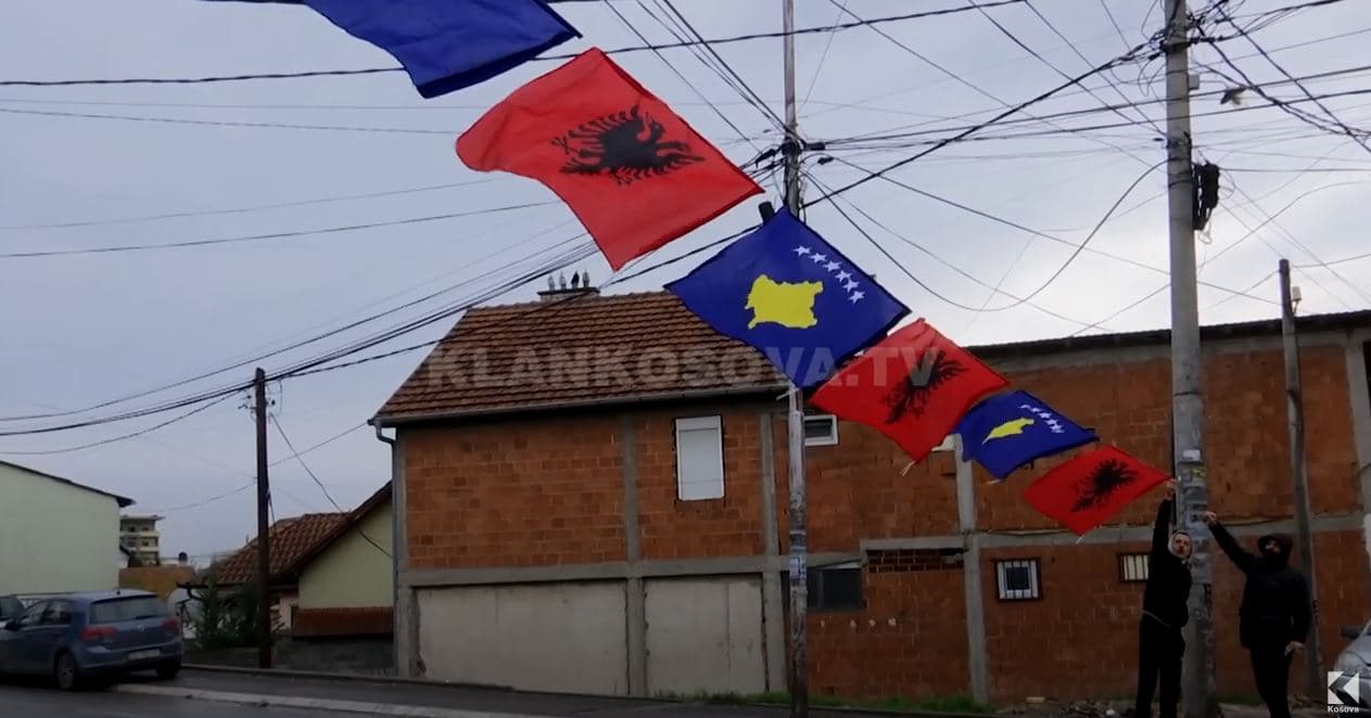Edhe shqiptarët vendosin flamuj (VIDEO)
