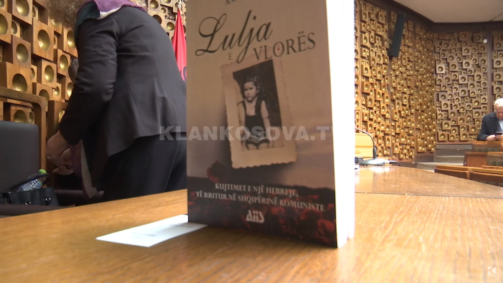 Promovohet libri “Lulja e Vlorës”, autorja hebreje lavdëron shqiptarët (VIDEO)