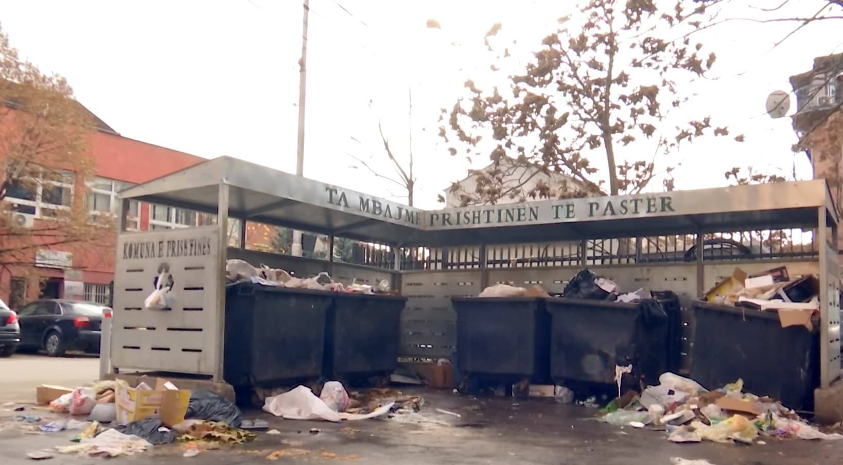 Prishtina bëhet me 1400 kontejnerë të rinj bërlloku (VIDEO)