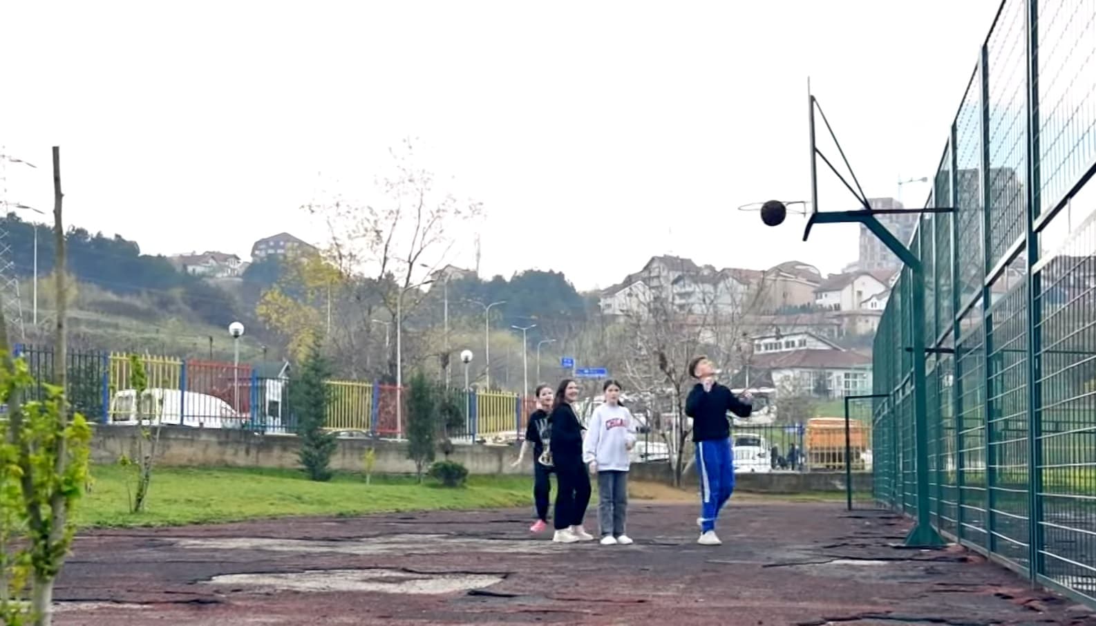 Pak fusha sporti në shkollat e Prishtinës, edhe ato që janë s’janë të hairit (VIDEO)