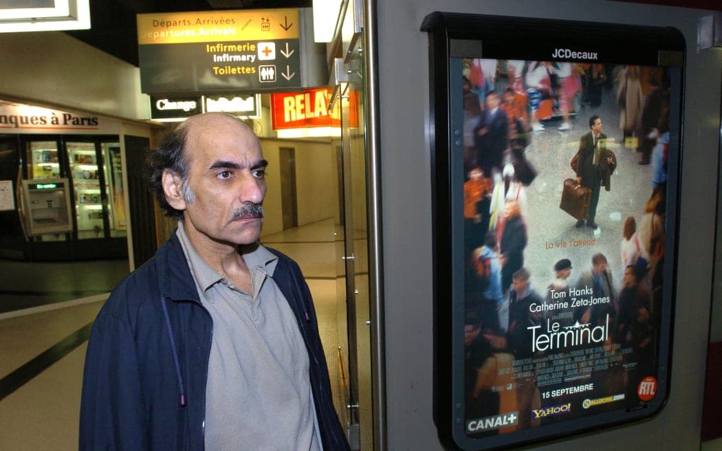 Vdes iraniani që jetoi për 18 vite në Aeroportin e Parisit, inspiroi filmin “The Terminal”