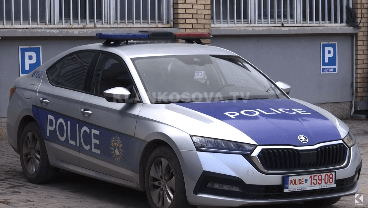 Derisa po dërgohej në paraburgim, 34-vjeçari ik nga vetura në lëvizje e policisë (VIDEO)