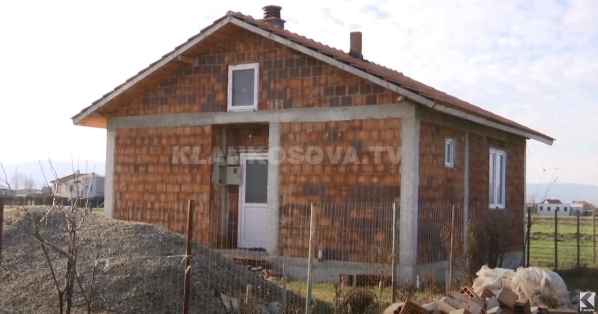 Familjes Zuka i ndërtohet shtëpia, s'i kyçet rryma (VIDEO)