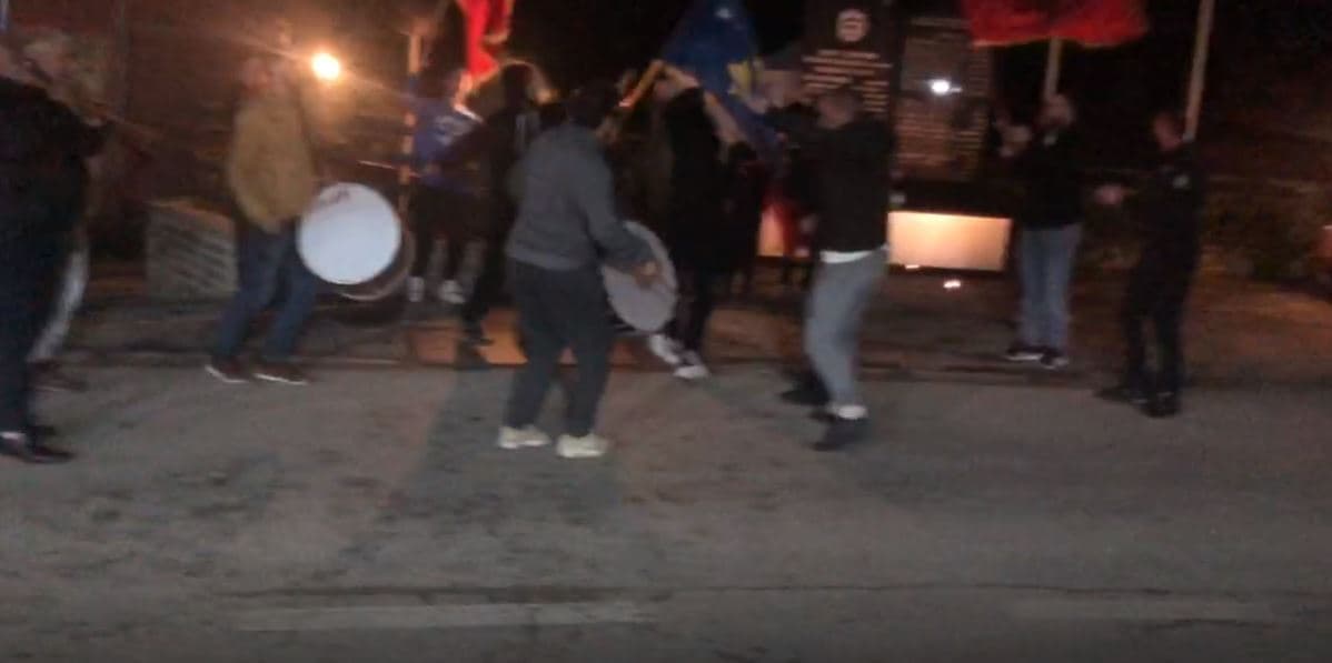 Boksieri llapjan mposhti serbin në Gjermani, të rinjtë e Shajkocit ia kërcasin valles (VIDEO)