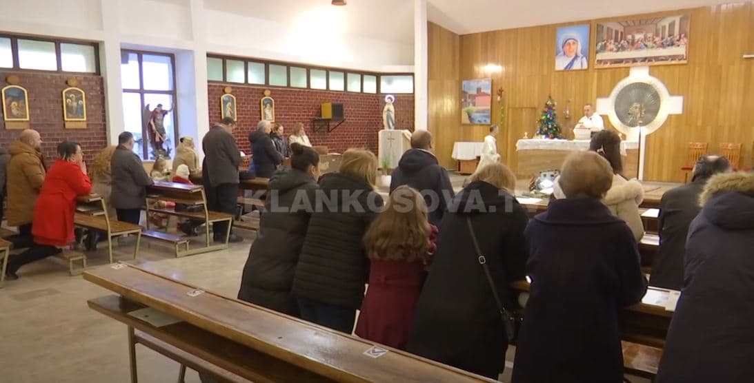 Katolikë e myslimanë festojnë bashkë Krishtlindjet në Mitrovicë (VIDEO)