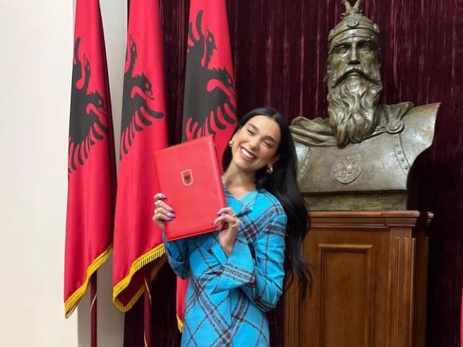 Dua Lipa merr nënshtetësinë shqiptare, lajmi hyn në kuizin e javës të BBC-së (FOTO)