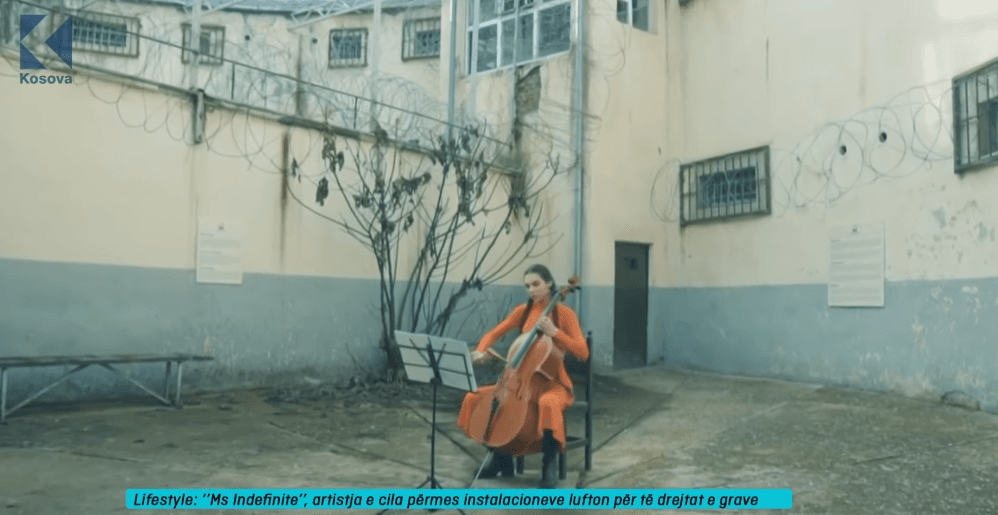 "Ms Indefinite’’, artistja e cila përmes instilacioneve lufton për të drejtat e grave (VIDEO)