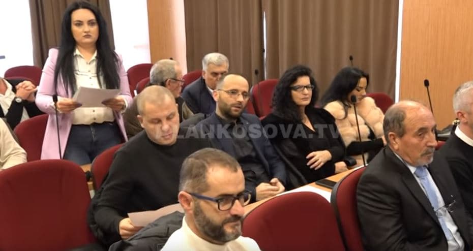 Asambleja e Mitrovicës së Veriut mbushet me shqiptarë (VIDEO)