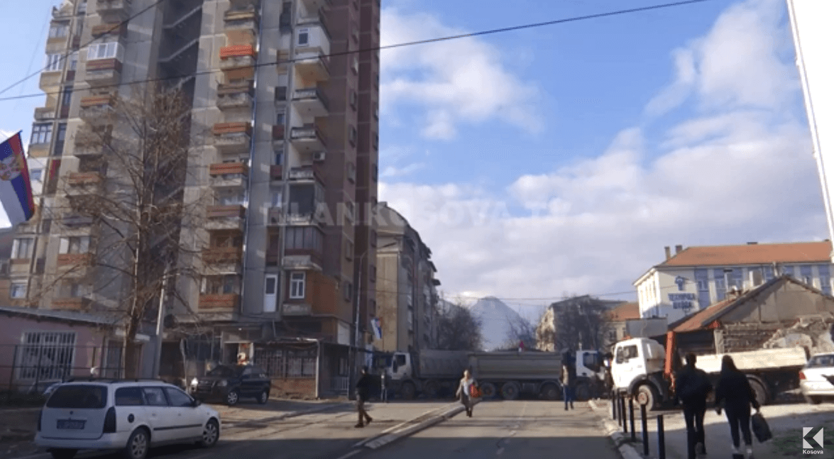 Barrikadat e reja pengojnë gjyqtarët që të shkojnë tek objekti i gjykatës në veri, kalojnë në jug (VIDEO)