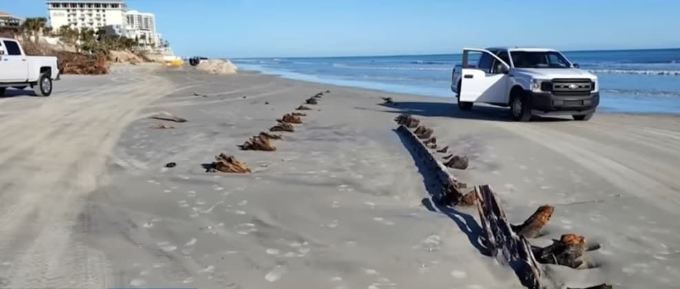 Një objekt i madh dhe misterioz u zbulua në plazhin e Floridës (VIDEO)