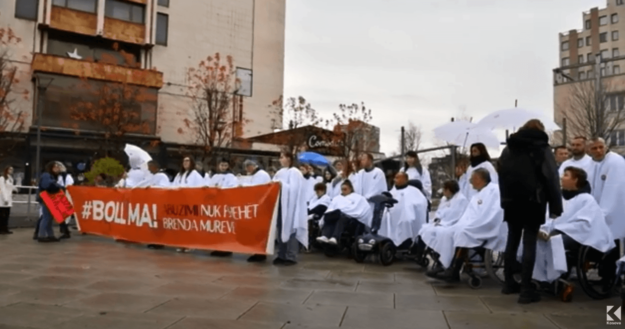 "Boll më me abuzime të grave", parulla e marshit shesheve të Prishtinës (VIDEO)