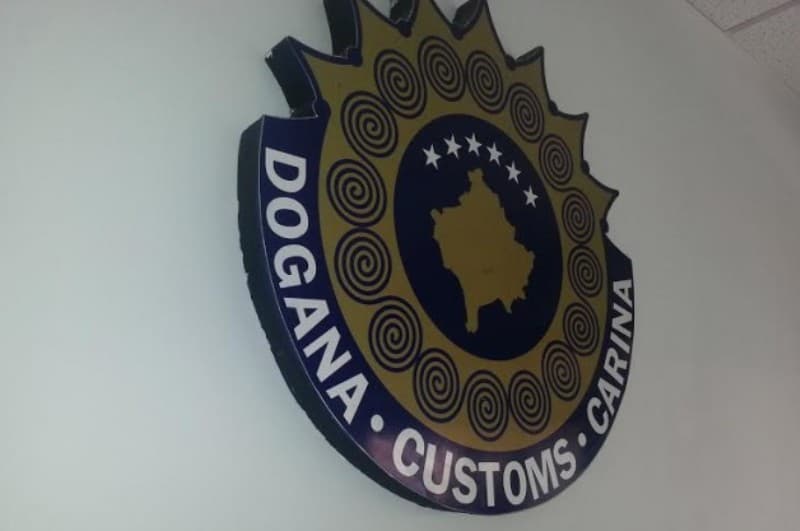 Dogana me aksion nëpër barnatore në Prishtinë, konfiskohen barna të kontrabanduara