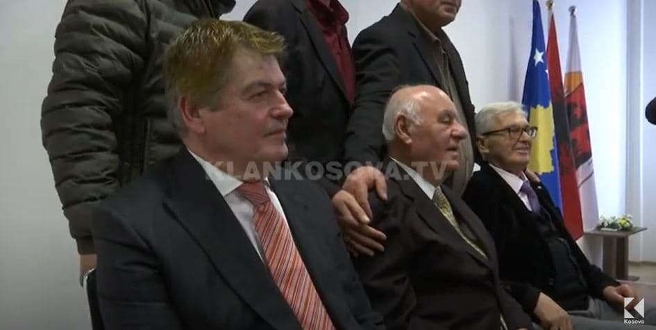 Tre kryetarë shqiptarë bëhen drenicakë (VIDEO)