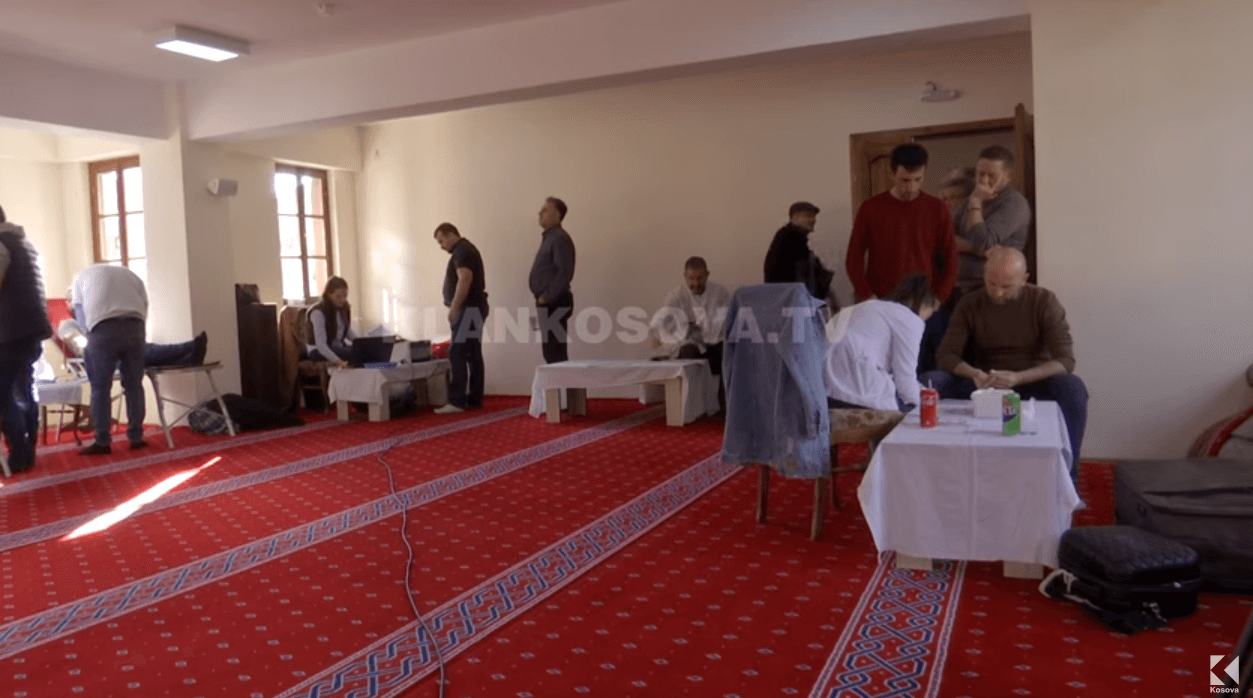 Dhurohet gjak dhe pako ushqimore në xhaminë e Janjevës (VIDEO)