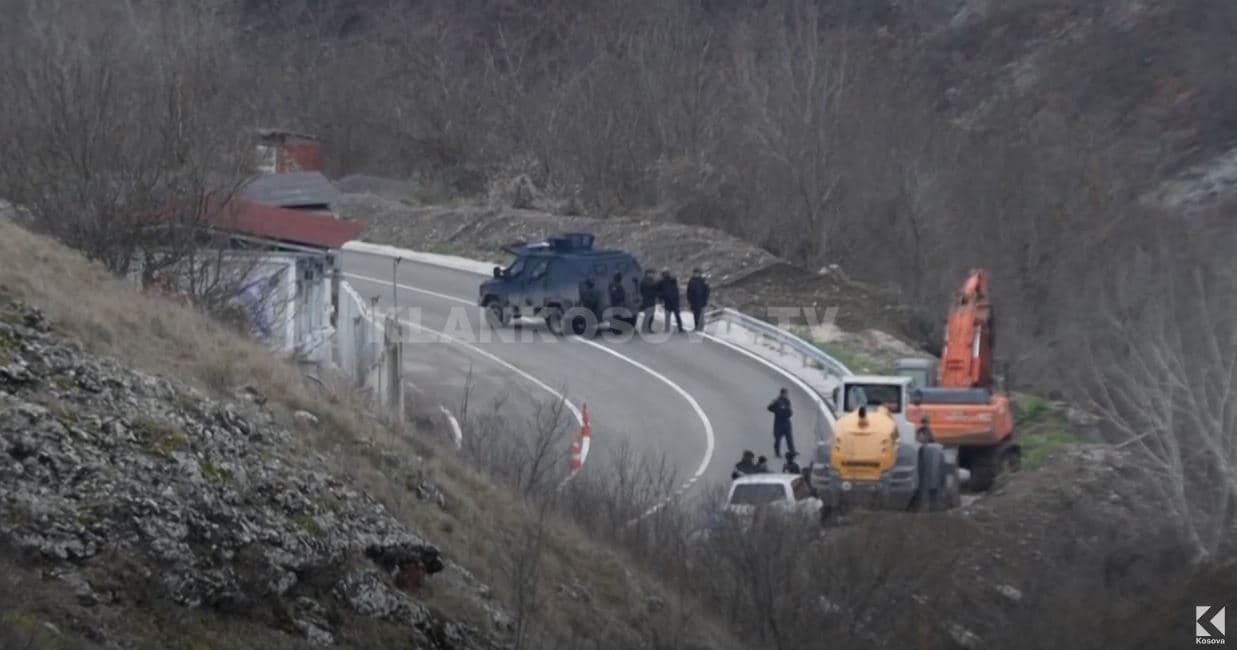 Policët ende të bllokuar në kufi me Serbinë, por kanë ushqim dhe rroba (VIDEO)