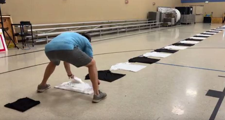 Palos 31 bluza për një minutë për rekordin Guinness (VIDEO)