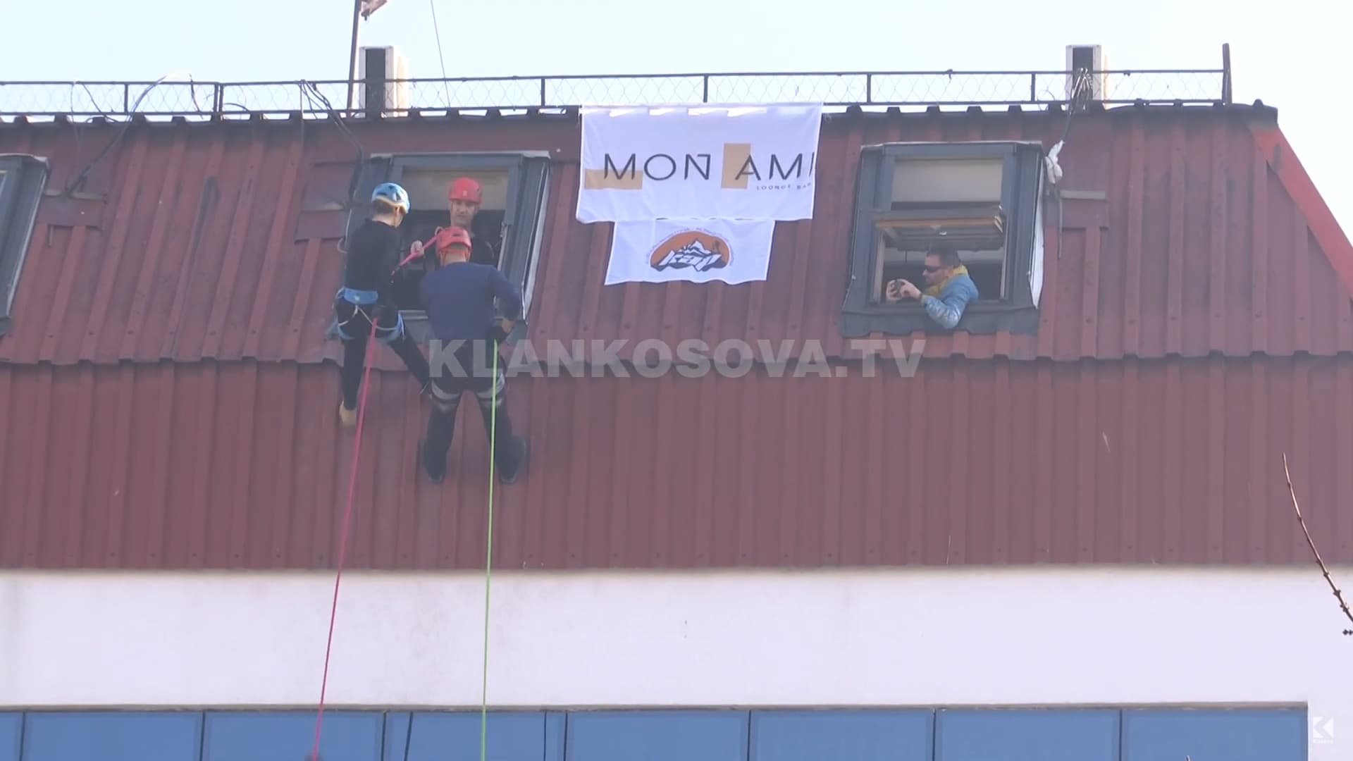 Superheronjtë argëtojnë ferizajasit duke u lëshuar me litar (VIDEO)