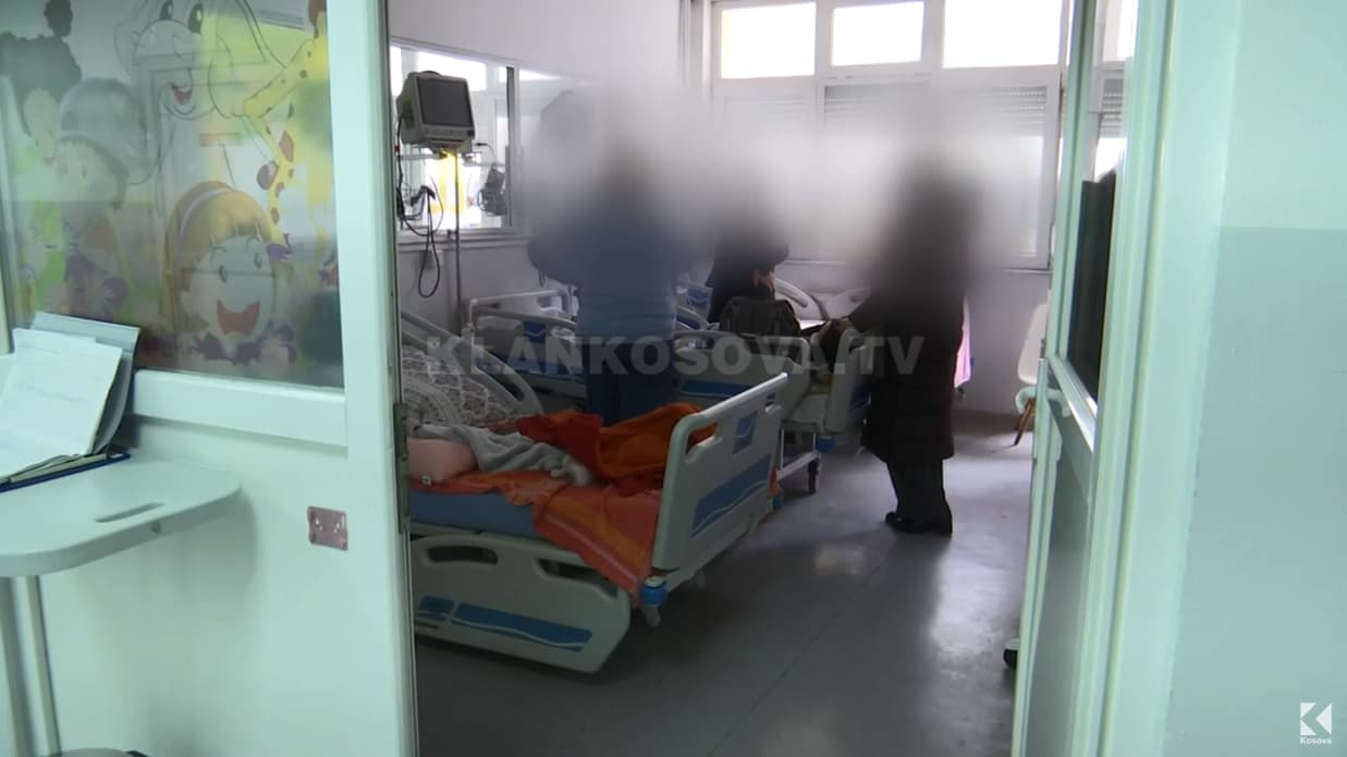 Pediatria mbushet nga pacientët me grip, në disa raste dy fëmijë në një shtrat (VIDEO)