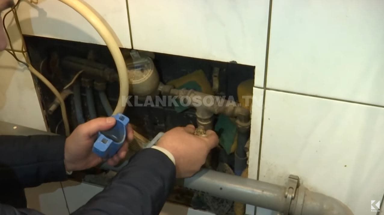 Ujësjellësi s’i fal borxhlinjtë: Gjatë gjithë vitit do të ketë shkyçje (VIDEO)