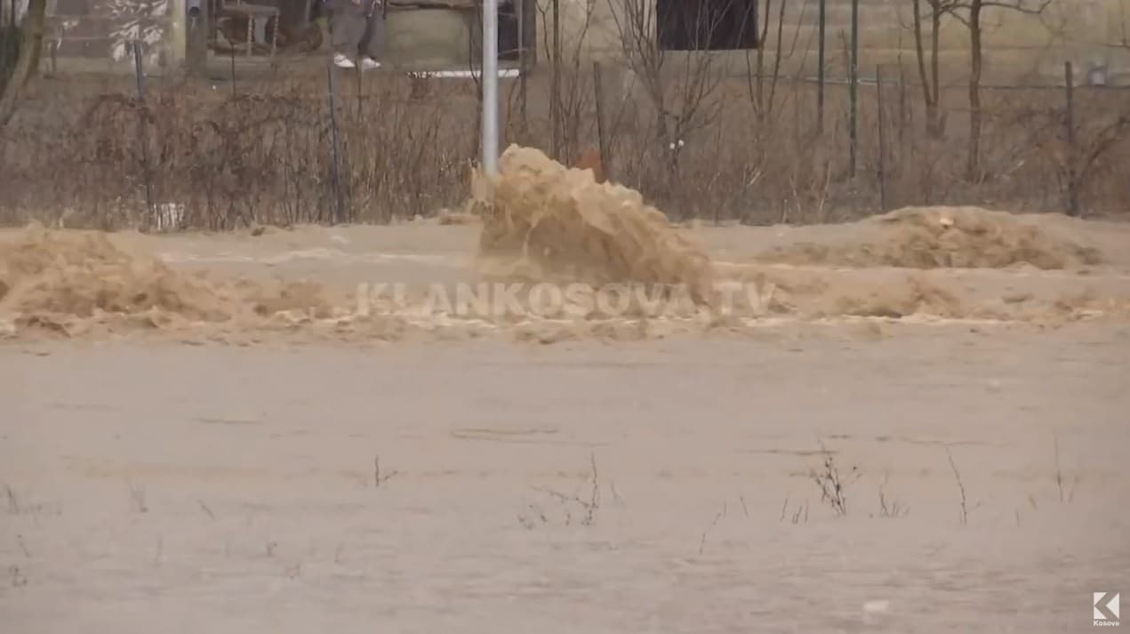 Vërshimet në Skenderaj, "tërbohet" lumi Klina (VIDEO)
