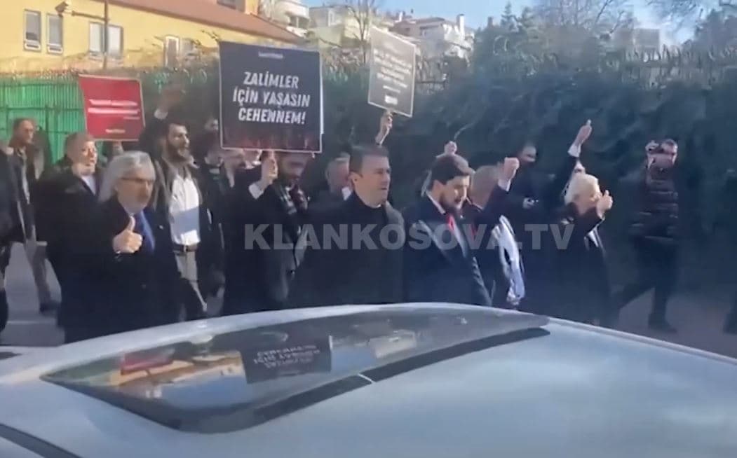 Hidhërimi i turqve, protestë për fyerje ndaj islamit (VIDEO)