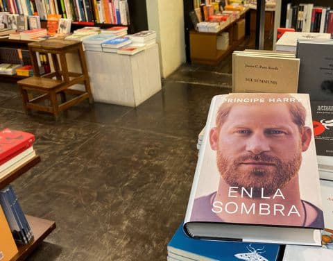 Del në shitje libri i Princit Harry, që kap anët e pakëndshme të jetës mbretërore