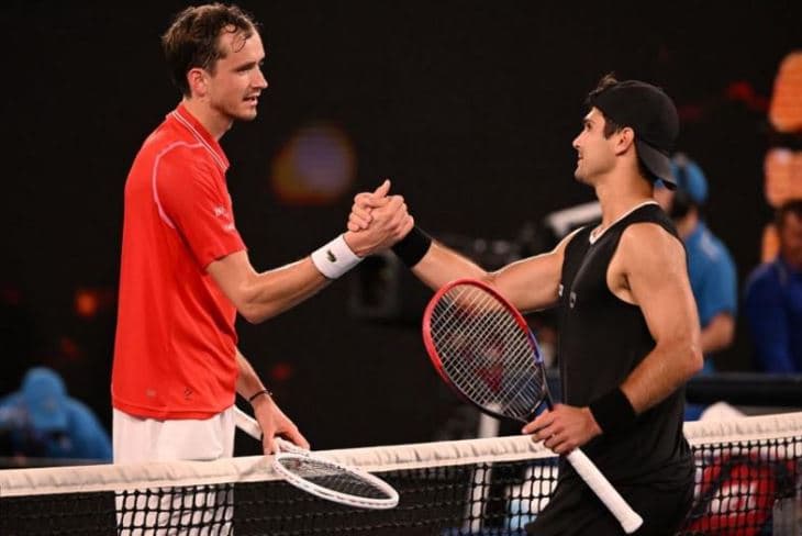 Medvedev dhe Tsitsipas kalojnë në raundin e dytë të “Australian Open”