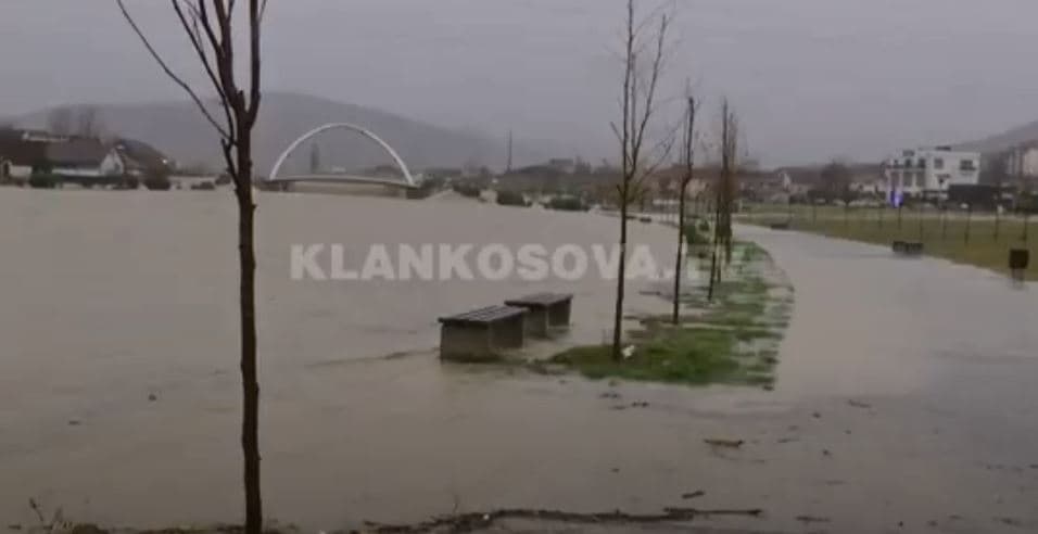 Politikanët kosovarë shkuan për vota, jo edhe kur u përmbytën (VIDEO)