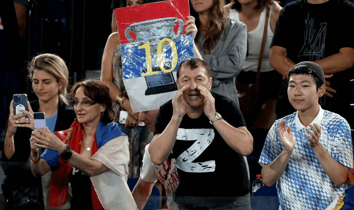 Tifozët rusë dhe serbë së bashku brohorisin "Rusia, Serbia", në Australian Open (VIDEO)