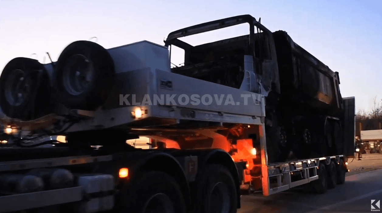 Largimi i dy kamionëve barrikadues te Kërshi i Dudës i mori KFOR-it pesë orë (VIDEO)