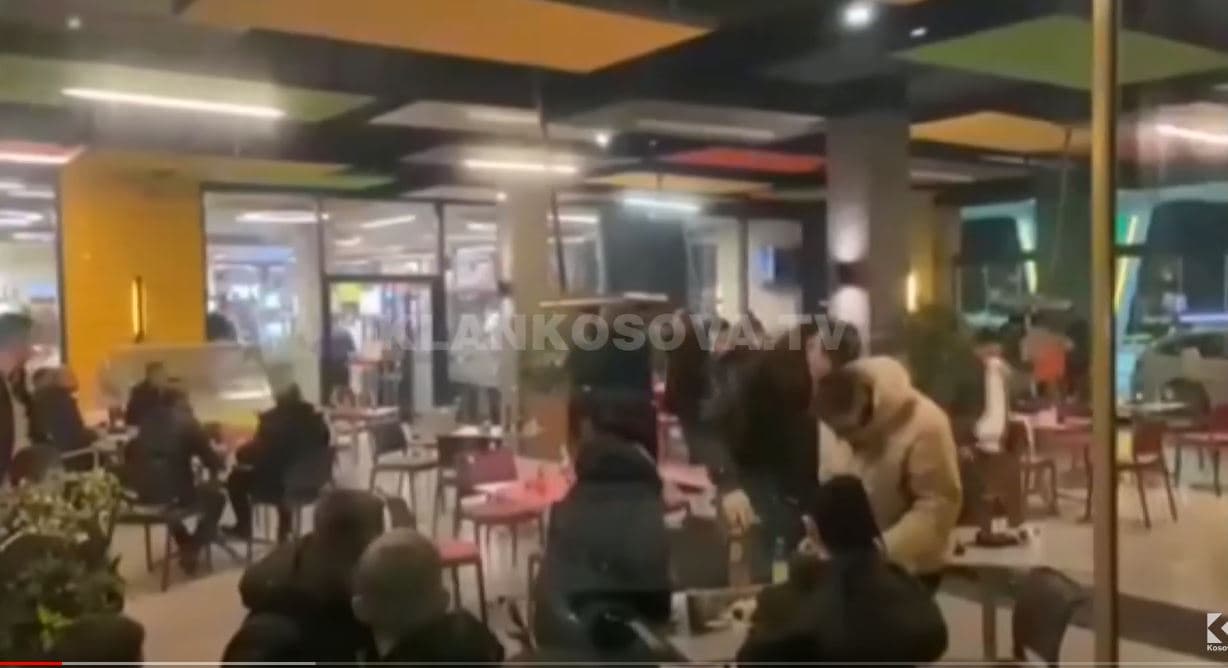 Mërgimtari hedh gaz brenda një restoranti në Gjilan, 20 klientë kërkojnë ndihmë mjekësore (VIDEO)