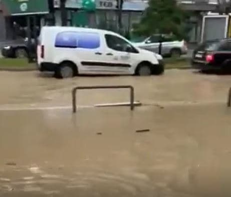 Vërshohet qendra e Mitrovicës (VIDEO)