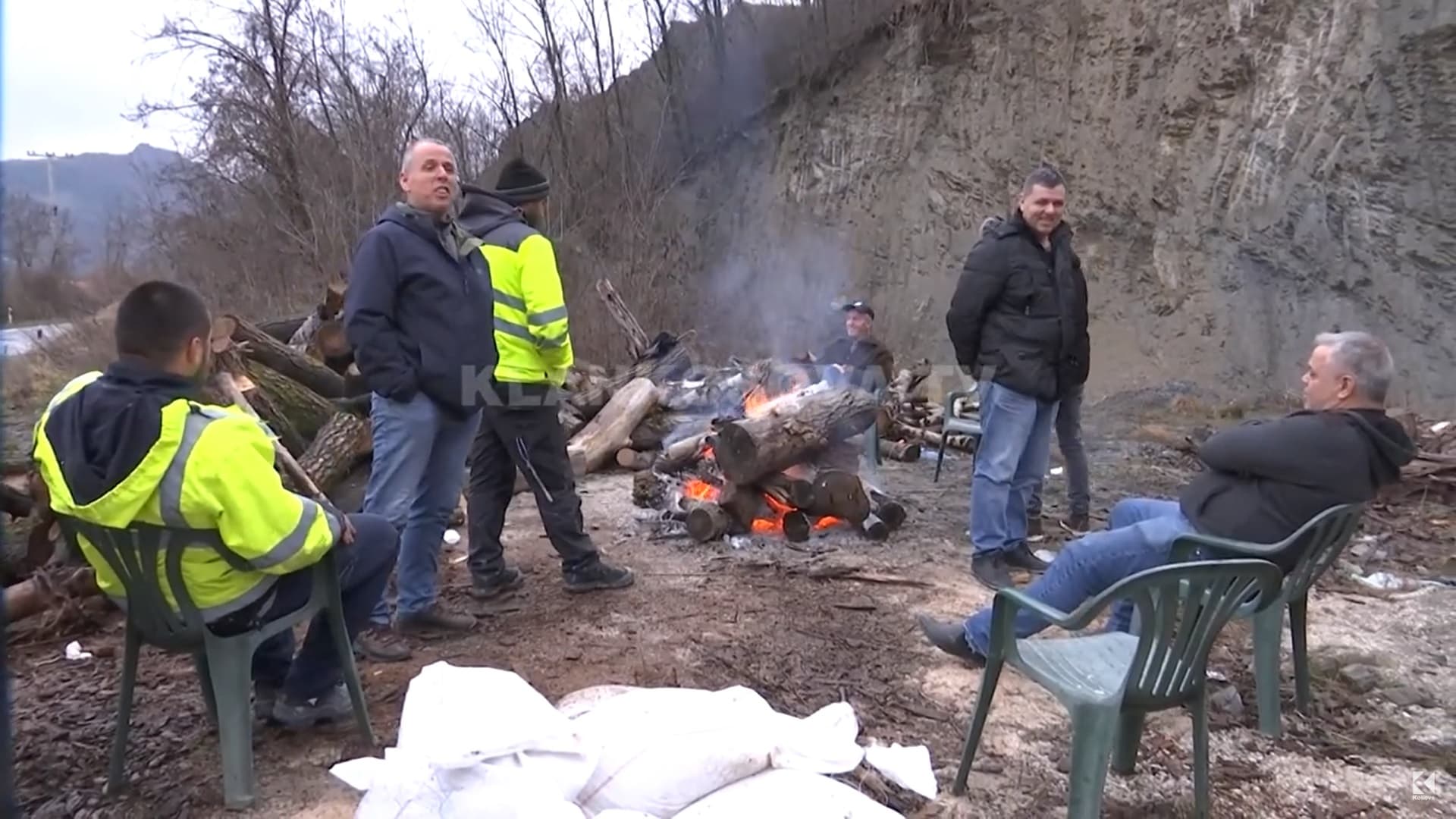 Gjendje alarmante në Mitrovicë, banorë të shumtë pa strehë - flenë nëpër vetura (VIDEO)