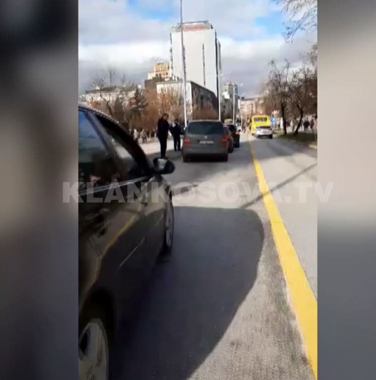 Policia vazhdon me dënimet në sheshin "Xhorxh Bush" në Prishtinë (VIDEO)