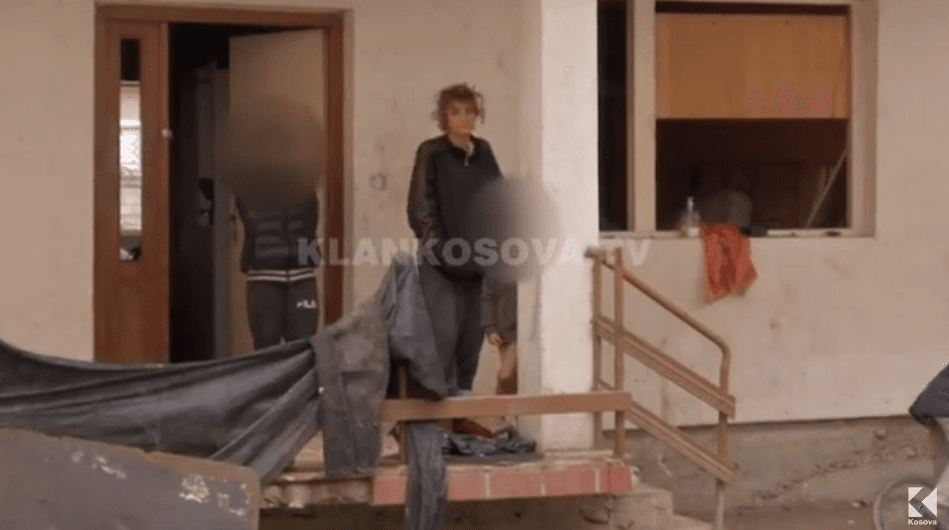 Rasti social: Shtëpia e familjes Rexha, pa dyer e dritare (VIDEO)