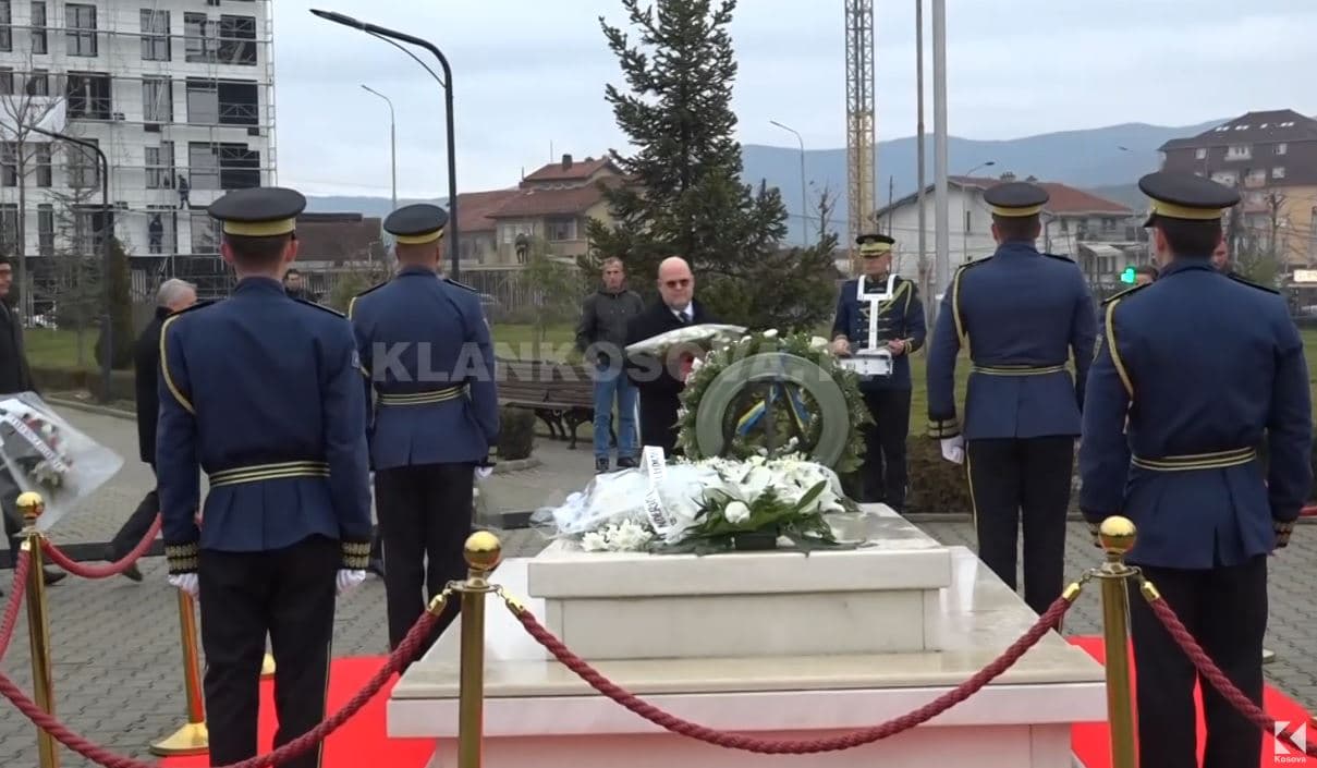 17 vjet pa Rugovën, homazhe te varri i tij bënë krerë institucionalë e diplomatë të huaj (VIDEO)