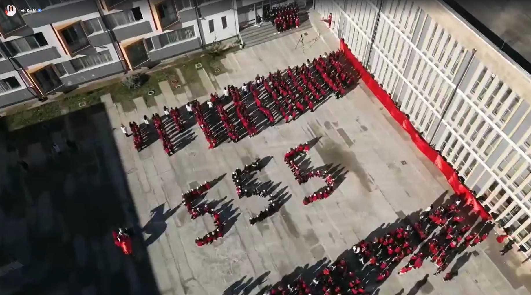 Shkollarët e Shqipërisë nderuan Skënderbeun me këndim të himnit kombëtar (VIDEO)