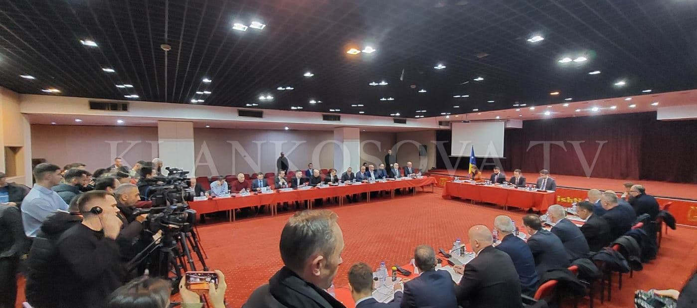 Kurti u kërkon kryetarëve të komunave të rrisin shërbimet ndaj qytetarëve