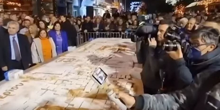 Grekët gatuajnë tortën e Vitit të Ri 5 mijë kilogramëshe (VIDEO)
