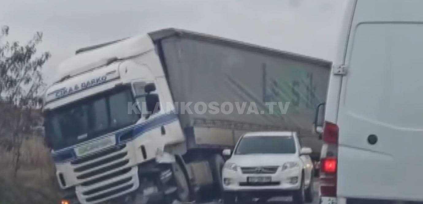 Aksident mes një kamioni dhe një veture në magjistralen Prishtinë – Podujevë (VIDEO)