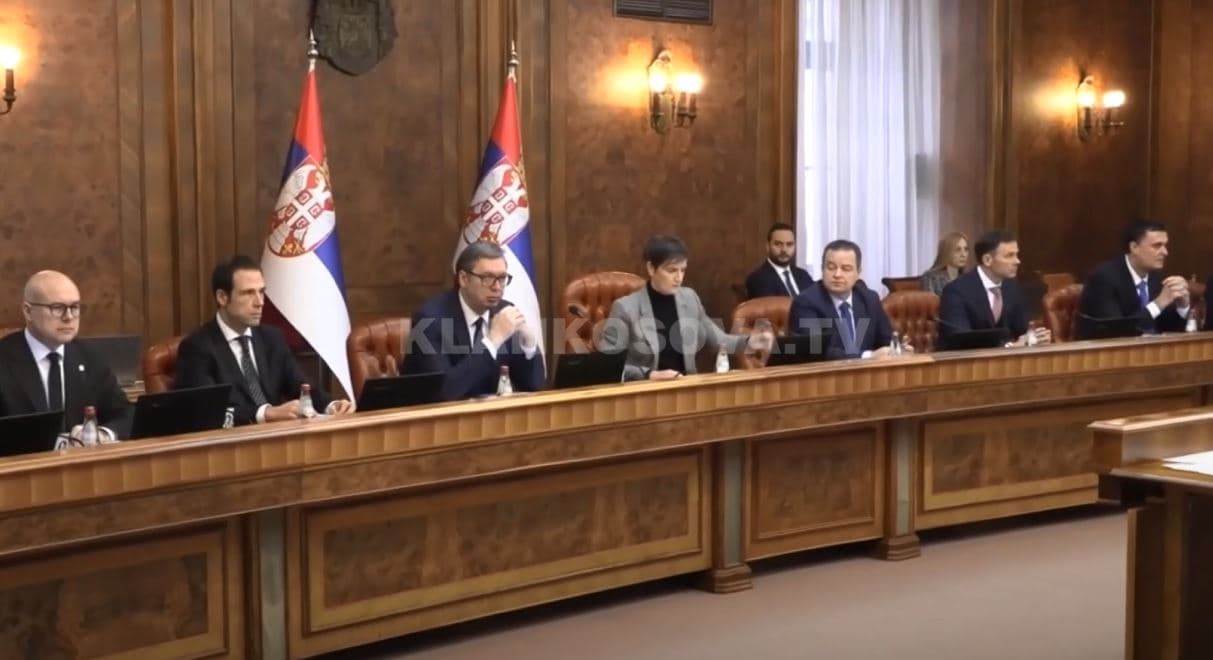 Vuçiq “pranon” propozim-marrëveshjen me Kosovën, Beogradi thërret takime urgjente (VIDEO)