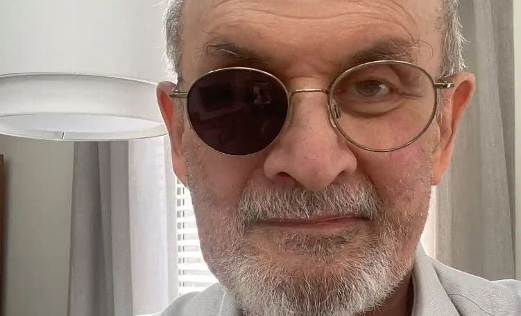 Salman Rushdie shfaqet në publik për herë të parë pas sulmit që e la gjysmë të verbër