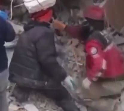 Pamje kur shembet ndërtesa dhe zë ekipin e kërkim-shpëtimit (VIDEO)