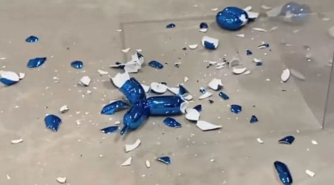 Jeff Koons: Vizitorja thyen skulpturën ikonike në vlerë prej 42 mijë dollarëve