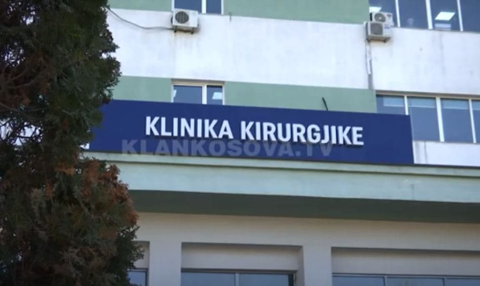 Mjeku kujdestar në QKUK, u zu duke punuar te privati (VIDEO)