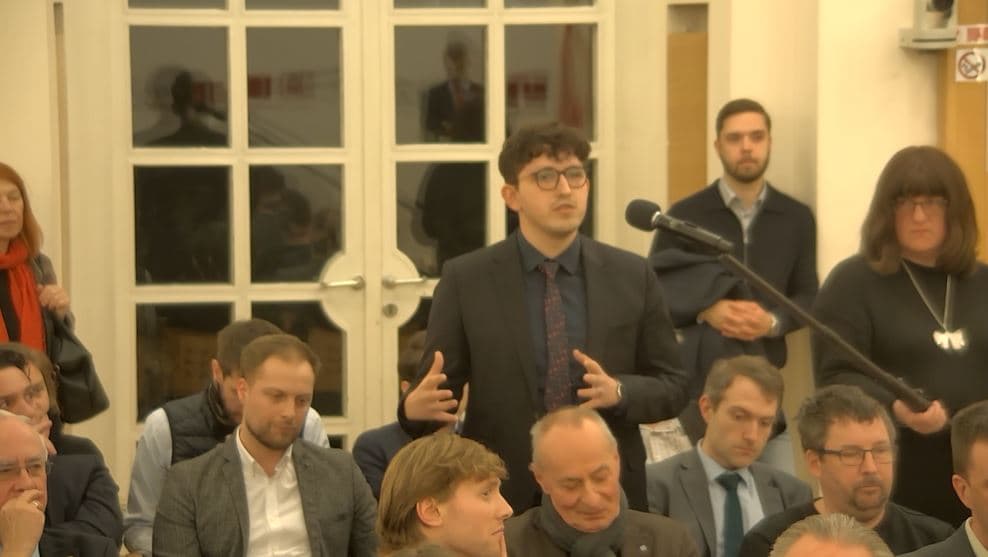 Studenti kosovar që e “djersiti” Jeremiqin me pyetjet e tij në Vjenë (VIDEO)