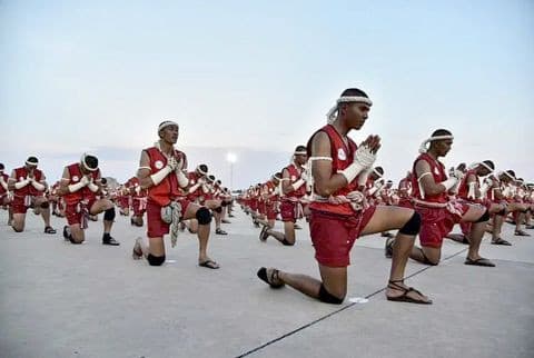 Atletët Muaythai vendosin rekord të ri botëror në Tajlandë (VIDEO)