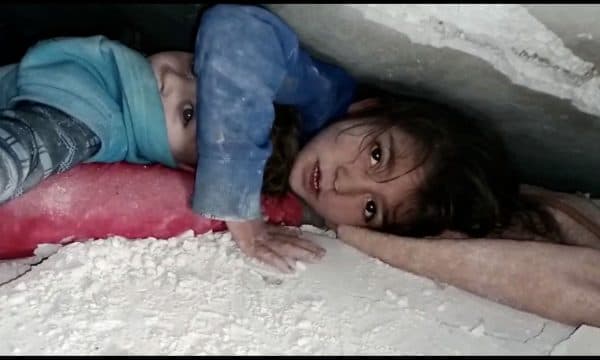 Siri: Fotoja e tyre u bë virale, nxirren nga gërmadhat motër e vëlla